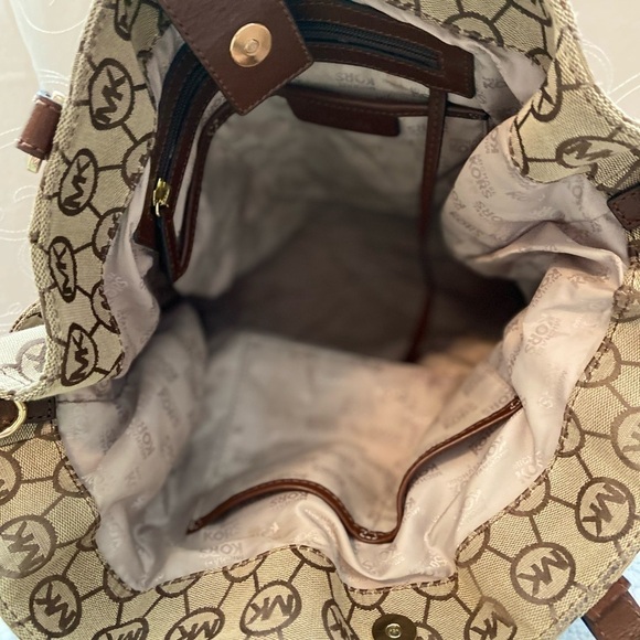 Michael Kors Gansevoort Monogram Canvas Large Tote - Picture 10 of 14